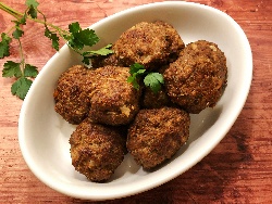 Пържени агнешки кюфтета с лук, магданоз, индийско орехче, кардамон, кориандър и кимион - снимка на рецептата Пържени агнешки кюфтета с лук, магданоз, индийско орехче, кардамон, кориандър и кимион - снимка на рецептата